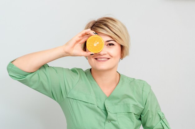 Jaka witamina najlepsza na zmarszczki i czy warto jej szukać w diecie?