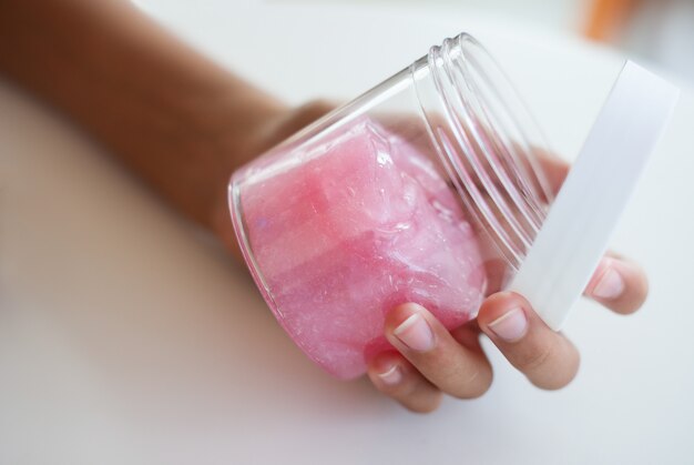 Parafina kosmetyczna jak używać w domowej pielęgnacji?