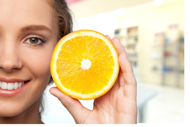 Czy kwasy AHA i BHA można łączyć z witaminą C?