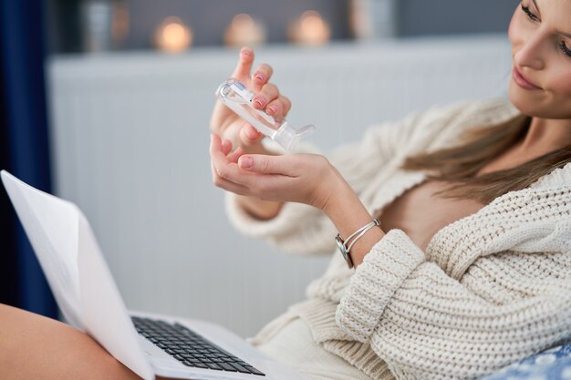 Jak stosować kwas hialuronowy w domu, by wspierać codzienną pielęgnację?