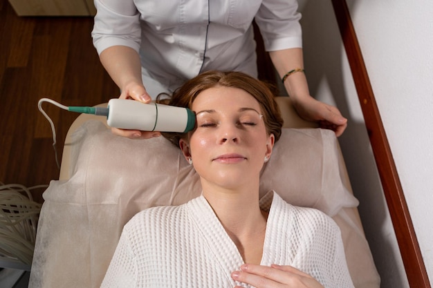 Mezoterapia igłowa czy fale radiowe – co wybrać dla swojej skóry?