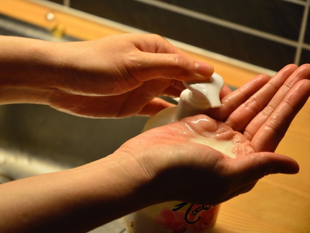 Parafina na dłonie co daje i kiedy warto ją wypróbować?