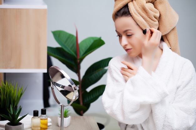 Czym nawilżać skórę po kwasach aby uniknąć podrażnień?