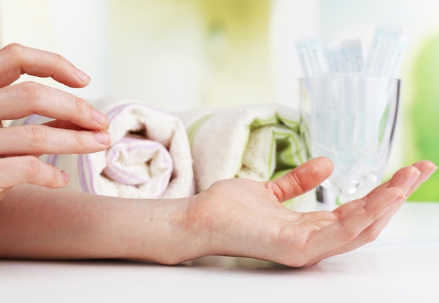 Jak skutecznie nawilżyć dłonie w domowych warunkach?