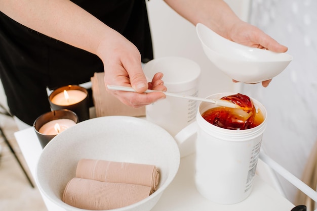 Jak zrobić zabieg parafinowy w domu i poprawić kondycję skóry?