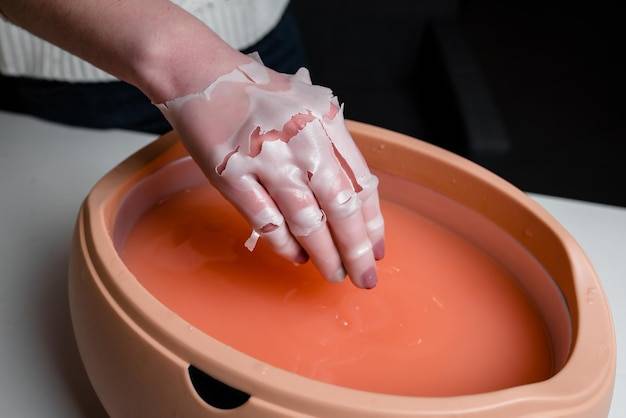 Co daje parafina na dłonie i kiedy warto sięgnąć po ten zabieg?