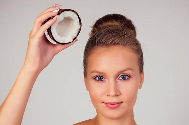 Czy olej kokosowy można stosować na twarz?