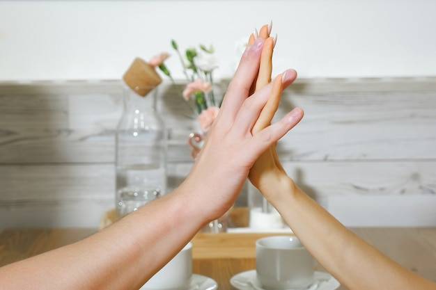 Jak zadbać o dłonie w domu podczas codziennych obowiązków?