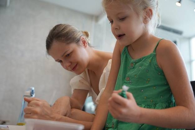 Do kiedy smarować dziecko po kąpieli?