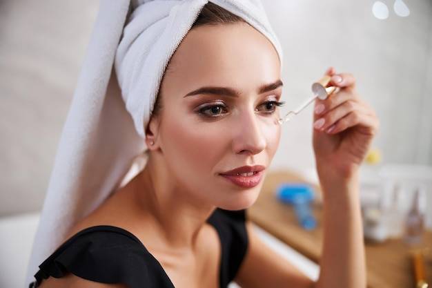 Kiedy stosować kwasy na twarz żeby zadbać o cerę?