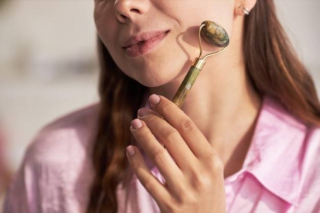 Roller igłowy do twarzy jak używać bezpiecznie w domowych warunkach?