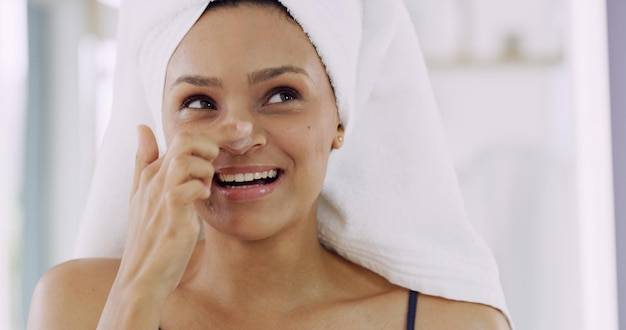 Jak walczyć z tłustą cerą w codziennej pielęgnacji?